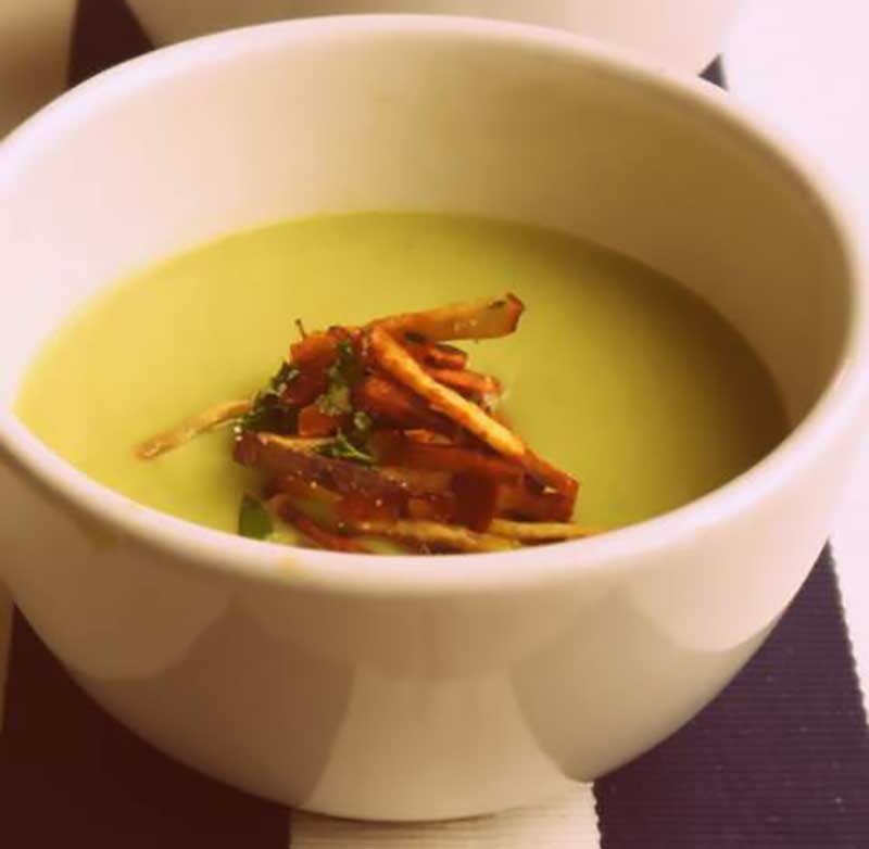 crema-fría-de-aguacate-con-crocante-de-batata