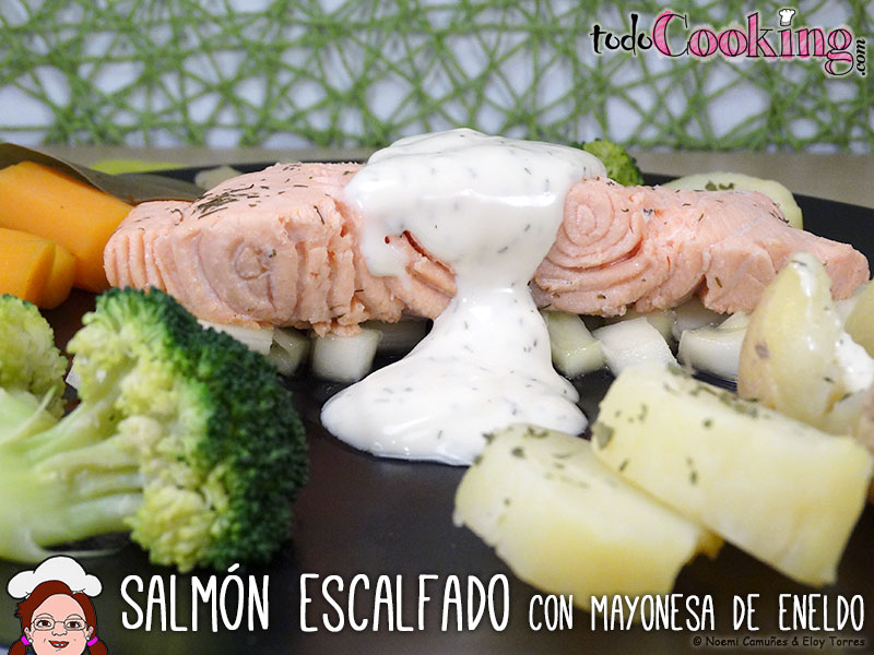 Salmón escalfado con mayonesa de eneldo