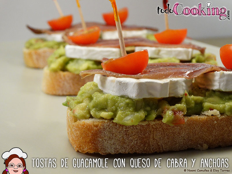 Tostas guacamole queso cabra y anchoas