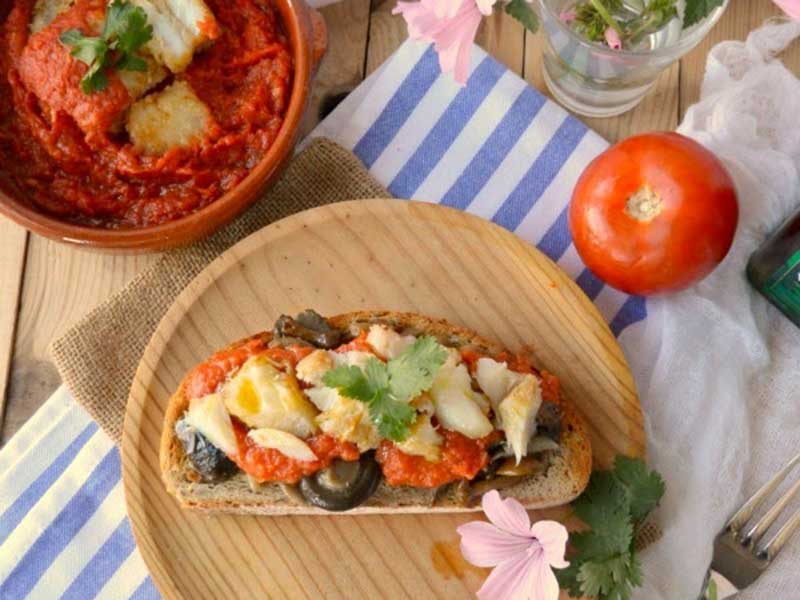 ##Bacalao-con-tomate-en-tosta-de-setas-salteadas pescado y marisco