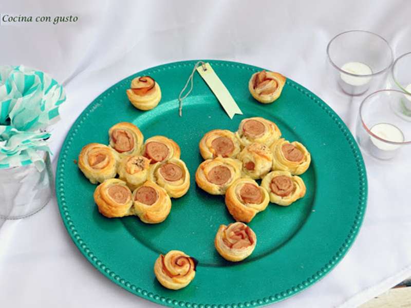 flores-de-hojaldre-y-salchichas