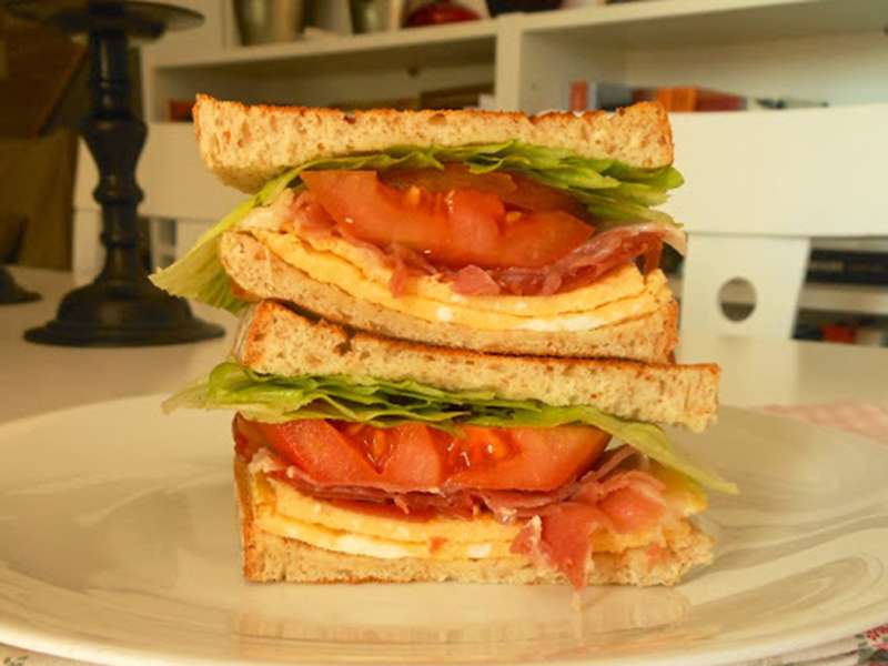 ##sandwich-jamon-tortilla-tomate sándwiches y bocadillos