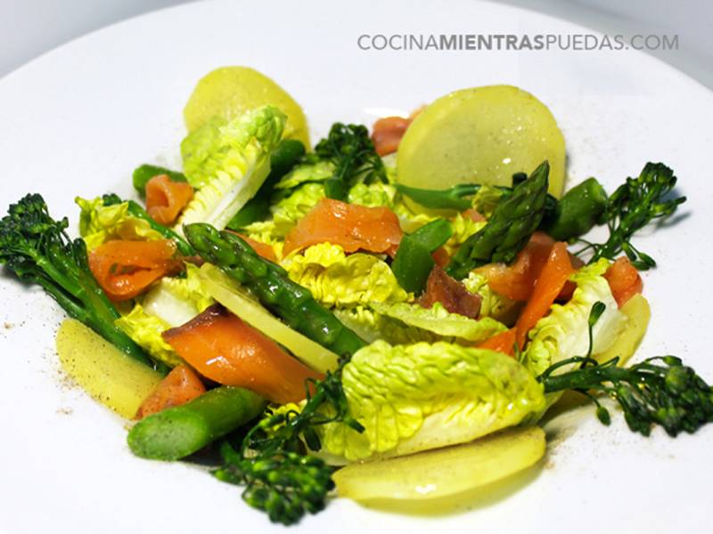 Ensalada tibia de salmón, patata, bimi y trigueros