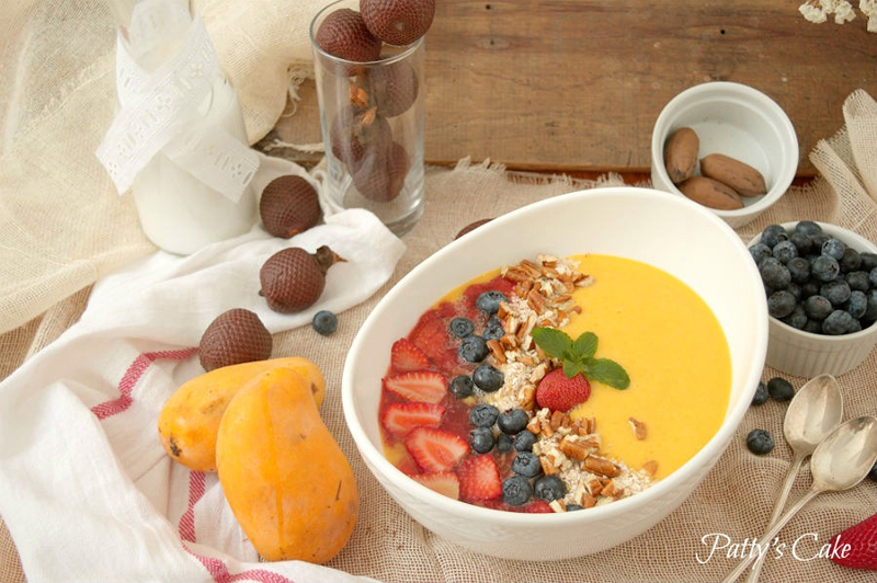 Smoothie bol de mango, fresas y aguaje del amazonas
